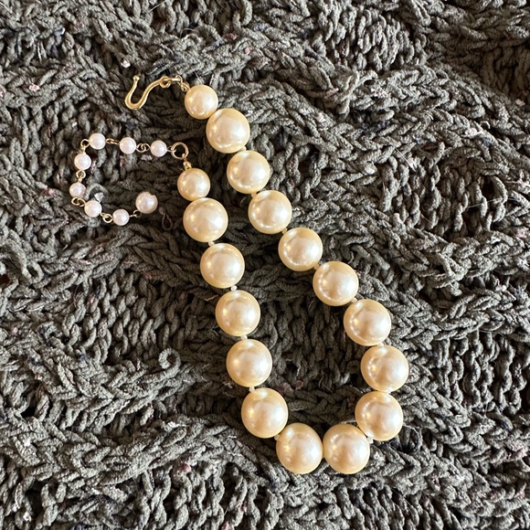 Elegant Gold and Pearl choker - Picture 4 of 7